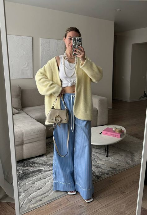 Pajama Pants Outfit, Fashion Influencer, Minimalistic Style, Yellow Outfit, Look Of The Day, Style Inspiration Summer, Outfit Inspo Fall, Blue Pants, Colourful Outfits