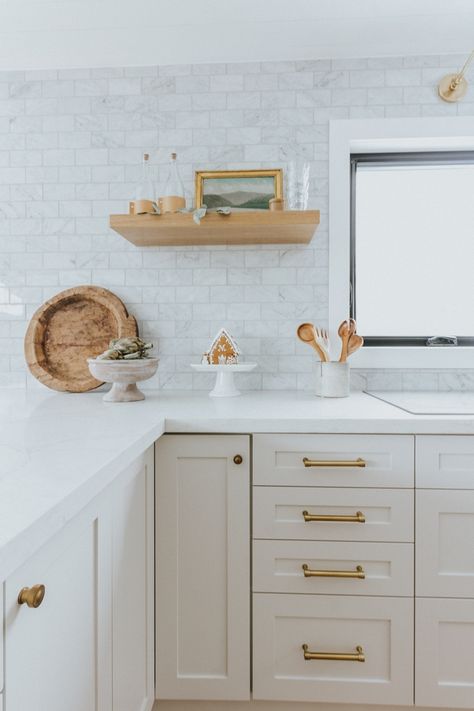 Greige kitchen cabinet paint color Benjamin Moore Pale Oak works beautifully with Marble-look Quartz countertop and Carrara marble backsplash Brass hardware complements the Benjamin Moore Pale Oak cabinet #Greigepaintcolor #greigekitchen #kitchen #kitchenpaintcolor #kitchencabinet #BenjaminMoorePaleOak #BenjaminMoore Greige Kitchens, Pale Oak Benjamin Moore, Benjamin Moore Pale Oak, Best Greige Paint Color, Greige Kitchen Cabinets, Benjamin Moore Kitchen, Greige Kitchen, Pale Oak, Greige Paint Colors