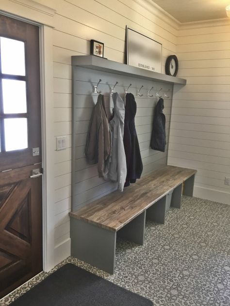 Small Mudroom Ideas Entryway, Mud Room Laundry Room Combo, Entry Nook, Small Mudroom Ideas, Mudroom Remodel, Farmhouse Mudroom, Mudroom Closet, Interior Design Hallway, Farmhouse Entry