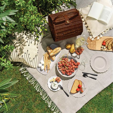 EVERYTHING YOU NEED FOR A LUXURY PICNIC WITH FRIENDS in 2022. Romantic Setting, Stylish clothing, delicious food and Instagram-worthy aesthetic. 14 Cottagecore Picnic, Picnic Garden, Outdoor Lunch, Picnic Inspo, Picnic Photoshoot, Picnic Birthday Party, Aesthetic Picnic, Picnic Inspiration, Wicker Picnic Basket