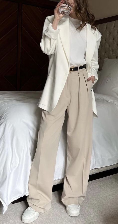 Casual Blazer Women, Gaun Fashion, Business Casual Outfits For Work, Beige Pants, Everyday Fashion Outfits, Event Outfit, Classy Work Outfits, Stylish Work Outfits, Athleisure Fashion