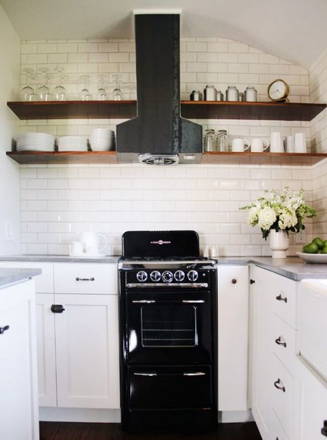 The stained wood shelving framing the steel hood in this small kitchen, designed by Amy Sklar, is a genius use of space. And that black vintage-inspired stove might be the cutest little appliance... Black Stove, Small Stove, Small Oven, White Shaker Cabinets, Loft Industrial, Open Kitchen Shelves, Ideas Hogar, Kitchen Stove, Transitional Kitchen