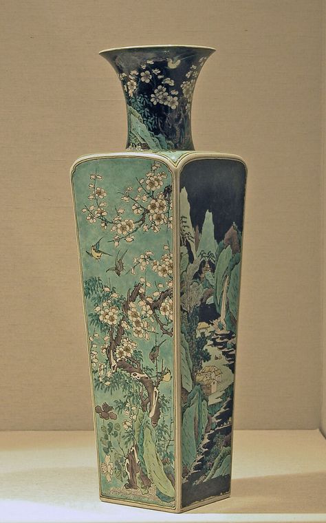 Qing Dynasty Porcelain, Asian Pottery, Art Deco Pottery, Light Green Background, Asian Vases, Chinese Porcelain Vase, Vase Art, Chinese Pottery, Chinese Vase