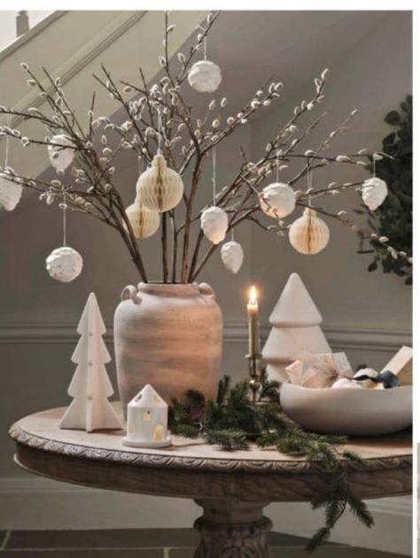 Neutral Holiday Decor, Minimalist Christmas Decor, Christmas Vases, Neutral Christmas Decor, Christmas Dinner Table, Minimal Christmas, Christmas Decor Inspiration, Xmas Deco, Christmas Interiors