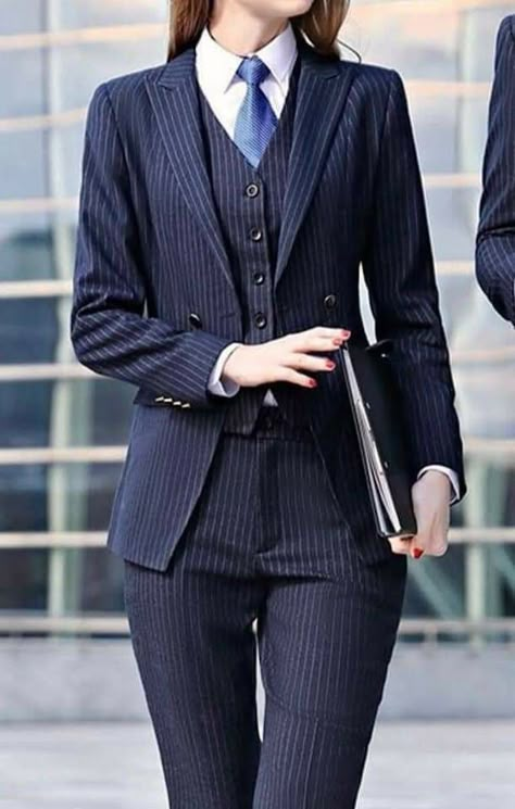 Woman In Suit, Women Wearing Ties, Women In Suits, Tuxedo Women, 일본 패션, Woman Suit, Woman Suit Fashion, Elegante Casual