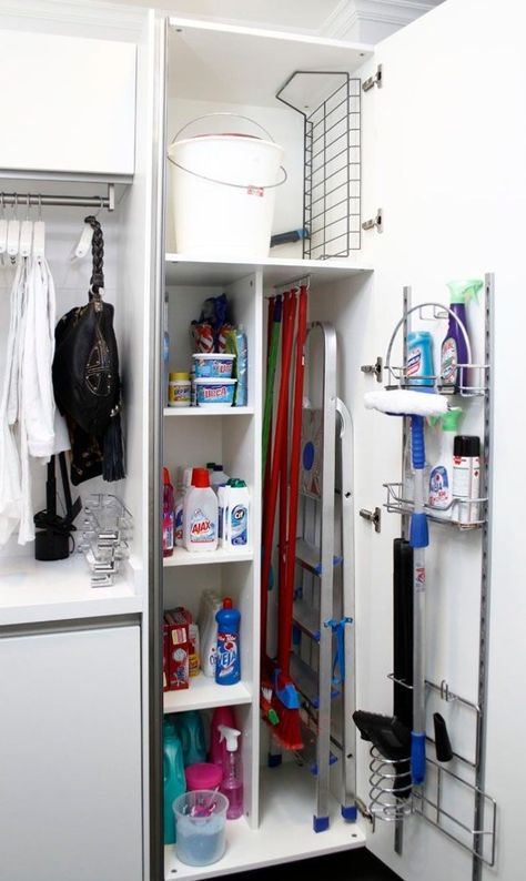 Lavanderia pequena: 33 decorações práticas que ampliam o espaço Utility Closet, Minimalist Bedroom Decor, Minimalist Home Interior, Small Laundry Room, Small Laundry, Cleaning Closet, Laundry Room Storage, Laundry Mud Room, Minimalist Furniture