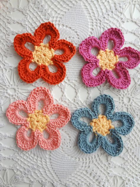 Little Treasures: Retro Crochet Flowers - free pattern Simple Crochet Flowers Free Pattern, Crochet Retro, Crochet Small Flower, Retro Crochet, Puff Stitch Crochet, Coiled Fabric Basket, Granny Square Crochet Patterns Free, Crochet Flowers Free Pattern, Yarn Flowers