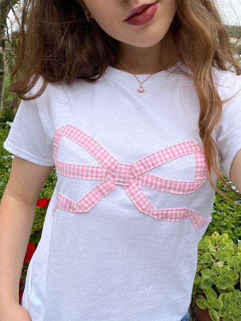 Handsewn pink gingham bow on graphic white tee made by me! @_lindy on depop. Coquette and super Sandy Liang. Patchwork Clothes, Aesthetic Streetwear, Baby Graphic Tees, Fit Summer, White Crew Neck, Retro T Shirt, Top Streetwear, Streetwear Casual, Mode Inspo