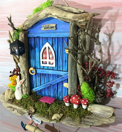 Fairy door , hand craft ideas . Using sytrofoam board , driftwoods and branches create a fairy door. Fairy House Doors Diy Ideas, Fairy Doors On Trees Diy, Fairy Doors Bedroom, Fairy Doors Diy How To Make, Door Craft Ideas, Fairy Door Ideas, Gnome Doors, Door Miniature, Fairy Door Accessories