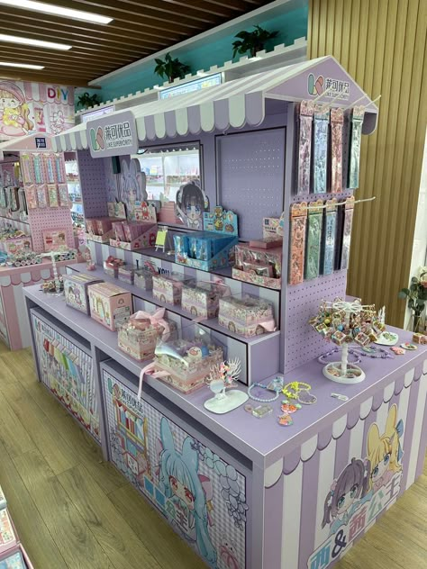 Kawaii Booth Display, Sticker Display Ideas Market, Kawaii Vendor Booth, Artist Alley Booth Display Ideas, Mini Booth Design, Pop Up Shop Display Ideas, Artist Alley Display Ideas, Artist Alley Table, Artist Alley Booth