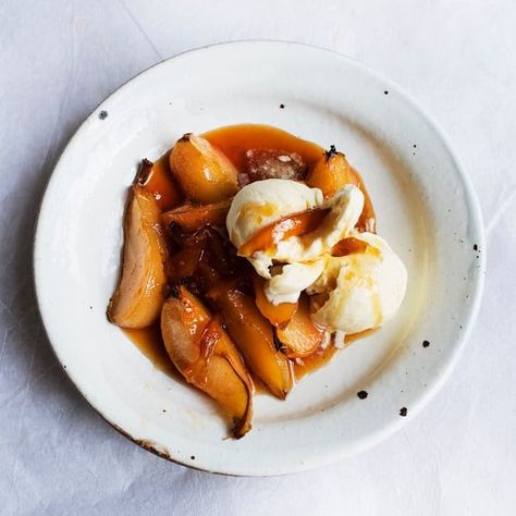 Sticky situation: marmalade pears with vanilla ice cream. Caramelized Pears, Pear Dessert, Easy Easter Desserts, Nigel Slater, Pear Recipes, God Mat, Caramel Sauce, Eat Dessert, Fruit Recipes