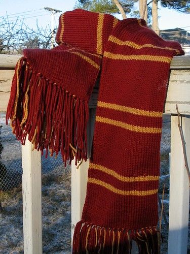 Harry Potter Tea Party, Harry Potter Gryffindor Scarf, Harry Potter Knit, Gryffindor Scarf, Easy Scarf Knitting Patterns, Harry Potter Crochet, Bookmark Crochet, Harry Potter Scarf, Crochet Stitches Diagram