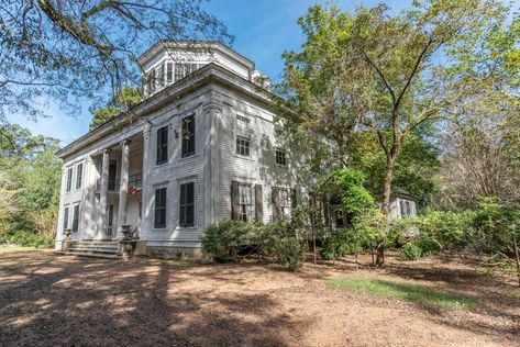 Old Mansions For Sale, Classic Colonial Homes, Antebellum South, Southern Plantations, Victorian Style Homes, Antebellum Homes, Old Mansions, Old Houses For Sale, Historic Mansion