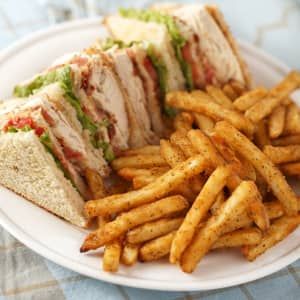 What Does The ‘Club’ In Club Sandwich Really Mean? Club Sandwich Recipe, Club Sandwich Recipes, Summer Sandwiches, Easy Sandwich Recipes, Turkey Burger Recipes, Tandoori Masala, Chicken Sandwich Recipes, Traditional Recipes, Simple Sandwiches