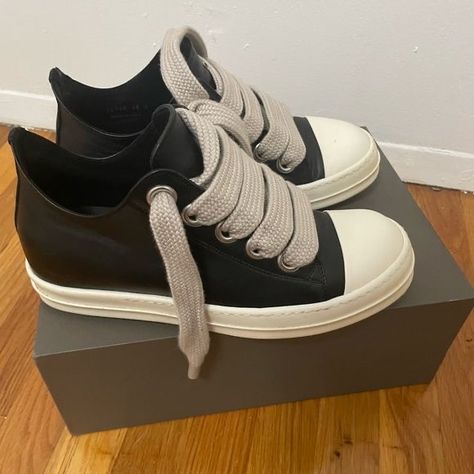 Rick Owens Boots Men, Rick Owens Thick Laces, Rick Owens Low Sneakers Outfit, Low Top Rick Owens Outfits, Low Rick Owens, Low Top Rick Owens, Rick Owens Ramones Low, Low Sneakers Outfit, Rick Owen Shoes