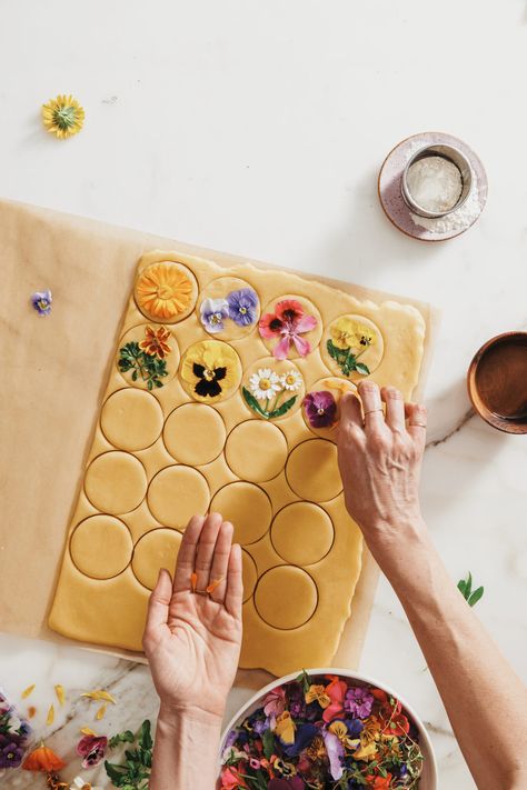 Edible Flower-Pressed Shortbread Cookies | Herbal Academy | This recipe for delicately sweet shortbread cookies is taken from Loria Stern's brand-new book release, Eat Your Flowers. Cookie Base Recipe, Edible Flowers Cake, Edible Flowers Recipes, Vegan Cookies Recipes, Spring Cookies, Cookie Flavors, Beautiful Cookies, Flower Cookies, Flower Food