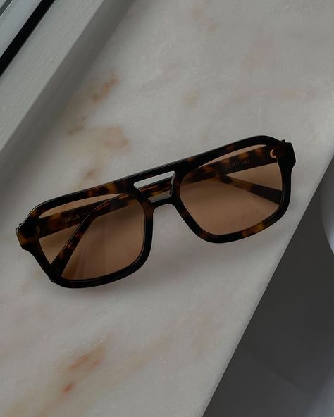 Mens Sunglasses Aesthetic, Vehla Sunglasses, Brown Sunglasses Men, Tony Stark Aesthetic, Men Fashion Aesthetic, Stark Aesthetic, Robert Downey Jnr, Sue Storm, Man Aesthetic