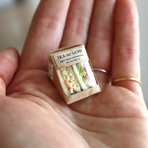 miniature foods made from clay. There are two sandwiches in one box. It will be delivered in a paper box with a sticker. Tiny Food Clay, Polymer Clay Miniatures Diy, Cute Mini Things, Polymer Clay Dollhouse, Cute Tiny Things, Mini Crafts, Miniature Foods, Tiny Stuff, Mini Brands