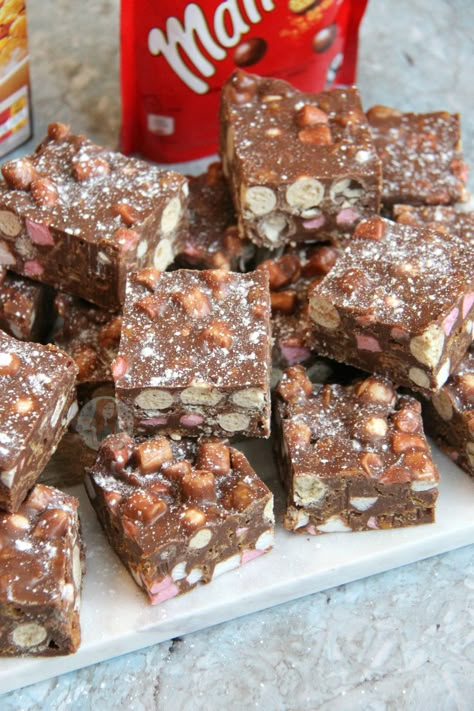 A delicious twist on a classic – Cornflake & Malteser Rocky Road! Perfect for a party, or just as a good snack!  I know Rocky... Malteser Rocky Road, Cornflake Cake, Squares Recipes, Bun Recipes, Maltese Recipes, Rocky Road Fudge, Rocky Road Recipe, Janes Patisserie, Tray Bake Recipes