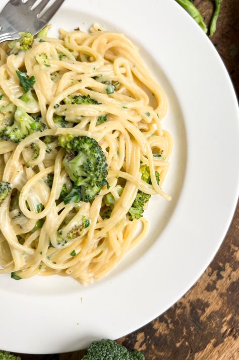 Creamy Broccoli Spaghetti | Crazy GOOD 20 Minute Pasta Recipe Broccoli Spaghetti, Italian Broccoli, Broccoli Sausage, Creamy Spaghetti, Vegetable Spaghetti, Healthy Noodles, Creamy Broccoli, Sausage Spaghetti, Broccoli Pasta