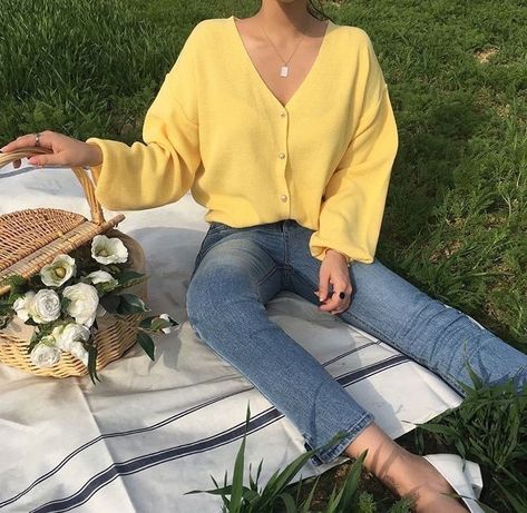 🌞🌿 asole grey 🌿🌞 on Twitter: "Find your safe space and grow 💛… " Realistic Outfits, Mode Chanel, Soft Girl Aesthetic, Yellow Outfit, Spring Fits, Tumblr Outfits, Photo Box, Dream Style, Rory Gilmore