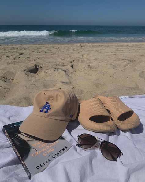 Sand Pictures Aesthetic, Beach Set Up Aesthetic, Beach Day Photoshoot, Beach Blanket Aesthetic, Newport Beach Aesthetic, Beach Activities Aesthetic, Newport Beach California Outfits, Newport Beach California Aesthetic, Book Beach Aesthetic