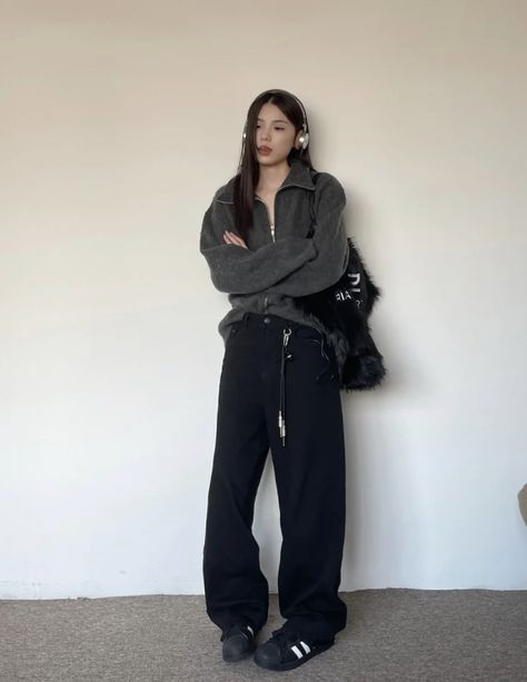 Acubi Black Pants Outfit, Korean Streetwear Women, Blazer Outfits Korean, Asia Fashion, Grunge Coat, Outfit With Black Pants, Kpop Style, Tomboy Style Outfits Feminine, South Korean Fashion