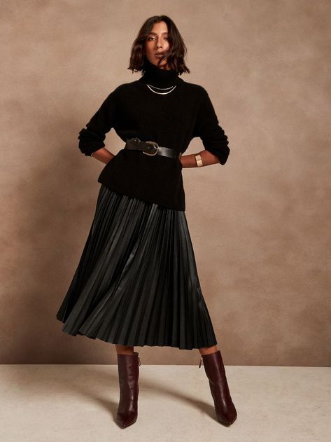 Winter Skirt Outfit 2023 - 2024 18 Ideas: Stay Stylish and Warm - Fall Update Ideas Fit And Flare Skirt Outfit, Edgy Corporate Fashion, Flared Skirt Outfit, Pleated Leather Skirt Outfit, Long Pleated Skirt Outfit, Leather Skirt Outfit Winter, Flare Skirt Outfit, Black Pleated Skirt Outfit, Pleated Skirt Winter