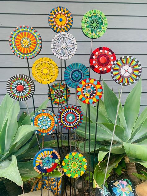 Mosaic Garden Art, Mosaic Art Projects, Cd Crafts, Cd Art, Mosaic Garden, Mosaic Projects, Diy Garden Projects, Garden Art Diy, Outdoor Art