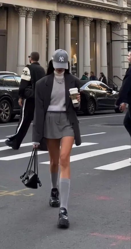 How to Get Tomboy Femme Style - TikTok Trend Watch 2024 Grey Mini Skirt Outfit, Streetwear Fashion Fall, Gray Skirt Outfit, Style Tiktok, Tomboy Femme, Hey Siri, Shirts Oversized, Tiktok Fashion, Rock Outfit