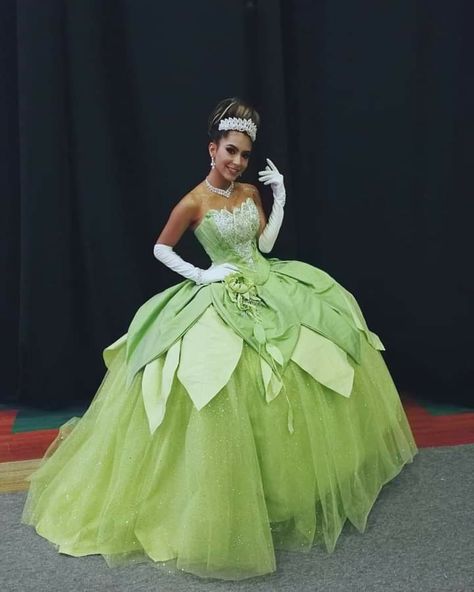 Tiana Themed Quince, Princess And The Frog Quince, Princess Tiana Costume, Princess Tiana Dress, Tiana Wedding, Tiana Costume, Frog Dress, Tiana Dress, Green Quinceanera Dresses