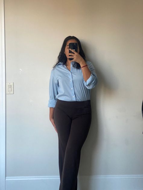 A women takes a mirror selfie of her business casual outfit. Button Up Shirt Outfit Office, Career Fair Outfit, Office Outfit Business Casual, Networking Event Outfit, Button Up Shirt Outfit, Outfits Latina, Corporate Outfit, Fair Work, Outfit Office