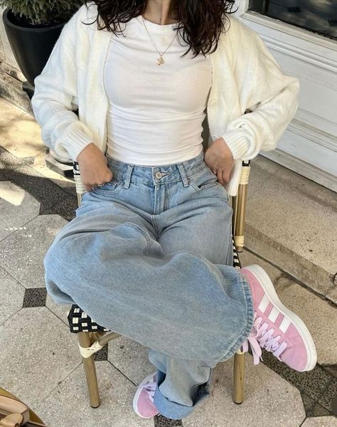 Outfit Campus, Baggy Outfit Ideas, Wide Leg Jeans Outfit, Campus Outfit, Uni Fits, Pink Campus, Outfit Streetwear, Trendy Outfits Winter, Outfit Mujer