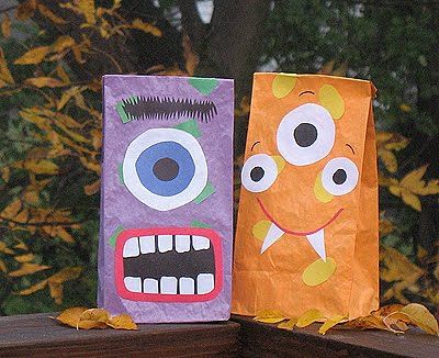 Valentine Bags for Kindergarten | All dressed up and ready to hold your party treats, these monster bags ... Monster Treats, Halloween Craft Projects, Monster Crafts, Easy Halloween Crafts, Monster Birthday, Halloween Treat Bags, Halloween Bags, Halloween Monster, Family Crafts