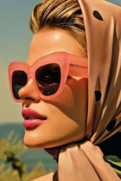 . Bandana Bayi, Couture Dior, Mode Editorials, Paris Chic, Ray Ban Wayfarer, Ray Ban Aviator, نظارات شمسية, Wearing Sunglasses, Retro Mode