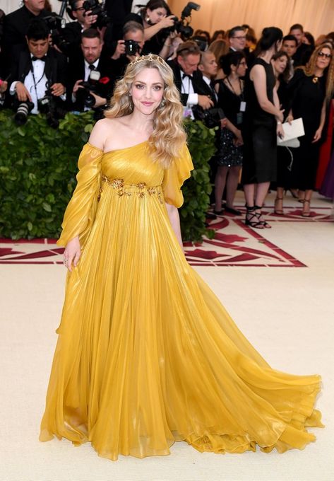 Amanda Seyfried arrived at the 2018 Met Gala in a flowing gown fit for a glowing goddess. The 32-year-old actress adhered to the religious "Heavenly Bodies" theme by wearing a romantic Renaissance-style gown and tiara by Prada. Thomas Sadoski, Flowing Gown, Met Gala Outfits, Met Gala Dresses, Heavenly Bodies, Gala Outfit, Moschino Dress, Red Carpets, Amanda Seyfried