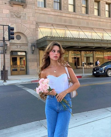 Feminine Outfit Ideas, Girl Outfit Ideas, Core Aesthetics, Soft Feminine Outfits, Outfit Ideas For Spring, Spring Photoshoot, Flower Photoshoot, Romantic Girl, Blooming Garden