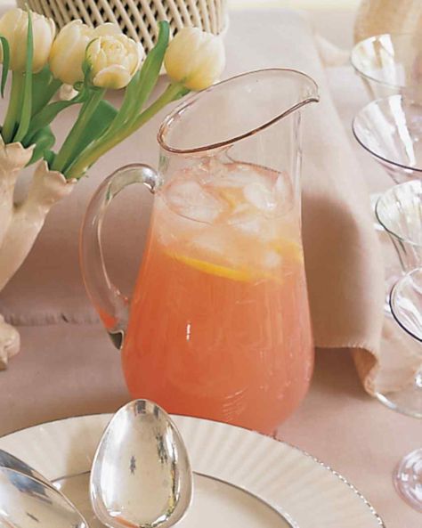 Pink Grapefruit Lemonade Lemonade Beyonce, Grapefruit Lemonade, Red Juice Recipe, Grapefruit Recipes, Refreshing Beverages, Graduation Party Foods, Fruit Fruit, Lemonade Drinks, Fresh Lemonade