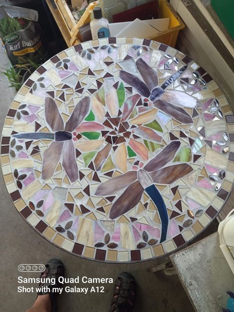 Tiled Table Diy, Simple Mosaic Patterns, Mosaic Ideas Beginner, Mosaic Table Top Designs, Mosaic Patio Table, Mosaic Tables, Mosaic Art Diy, Mosaic Table Top, Mosaic Garden Art