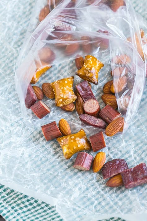 Easy DIY Protein Lover's Trail Mix- Customisable and perfect for any weather! Diy Camping Snacks, Diy Trail Mix Recipe, Make Ahead Camping Food, Adventure Snacks, Healthy Road Trip Snacks, Trail Food, Trip Snacks, Camping Snacks, Hiking Snacks