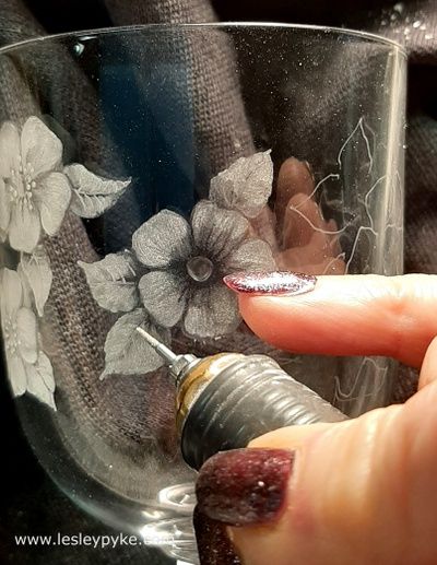 Lesley Pyke Glass Engraver está creando Glass Engraving lessons / Engraved glass tuition / glass etching | Patreon Artisan Pen, Glass Etching Art, Diy Engraving, Glass Etching Designs, Engraving Pen, Dremel Carving, Wood Jewelery, Graphic Shirt Design, Glass Engraving