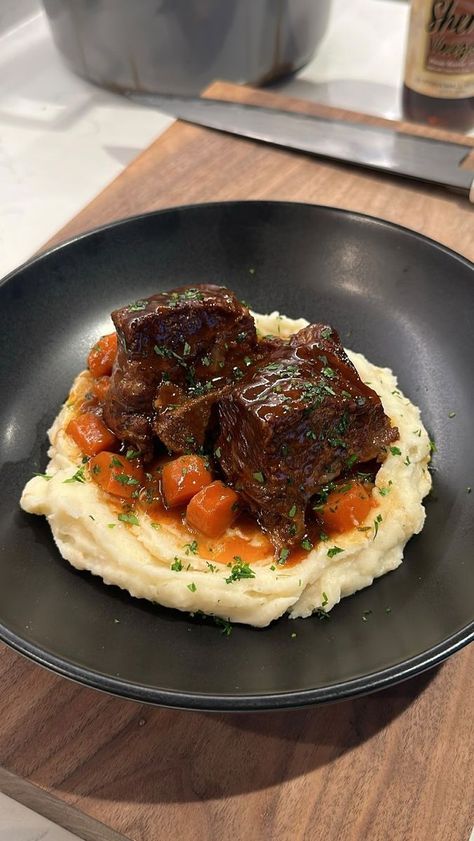 Garlic Confit, Doing The Dishes, Soul Food Dinner, Braised Short Ribs, Healthy Food Dishes, Healthy Food Motivation, Yummy Comfort Food, Food Recepie, Newt