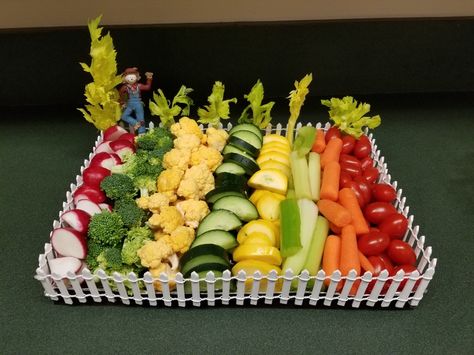 Winnie The Pooh Veggie Tray, Farm Veggie Tray, Veggie Display, Vegtable Garden, Ripped Recipes, Vegetable Tray, Rabbit Garden, Easter Brunch Food, Brunch Food