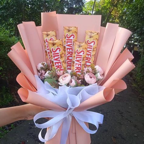 Buket Jajan Aesthetic, Buket Snack Aesthetic, Bucket Jajan, Bucket Simple, Tutorial Buket, Graduation Snacks, Graduation Flower Bouquet, Snack Bouquet, Graduation Bouquet