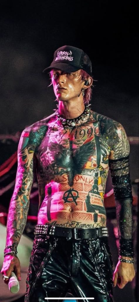 Colson Baker Cute, Mgk Tattoos, Mgk Concert, Mgk Lace Up, Taking A Picture, Colson Baker, Tattoo Design Ideas, Mötley Crüe, Hottest Guy Ever