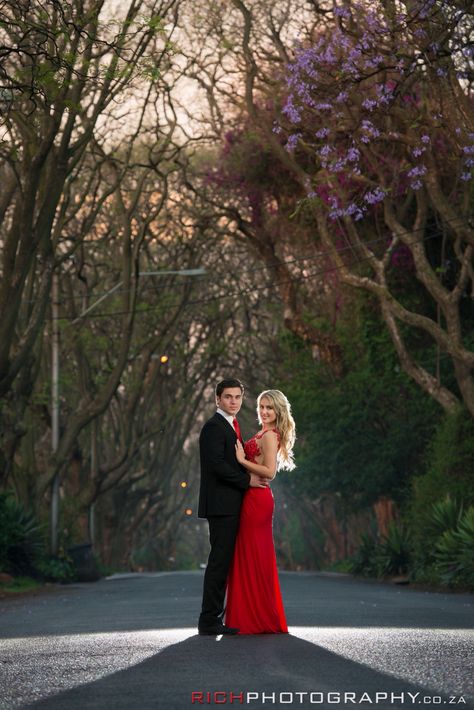 Matric Farewell ideas #photos #matricdance #johannesburg Matrix Farewell Photo Ideas, Matric Fairwell Photo Ideas, Matric Dance Poses Ideas, Matric Dance Photo Ideas, Matriek Farewell Photoshoot Ideas, Photo Ideas For Matric Farewell, Matric Farewell Photo Ideas, Rainy Prom Pictures, Matric Farewell Photoshoot Ideas Couple