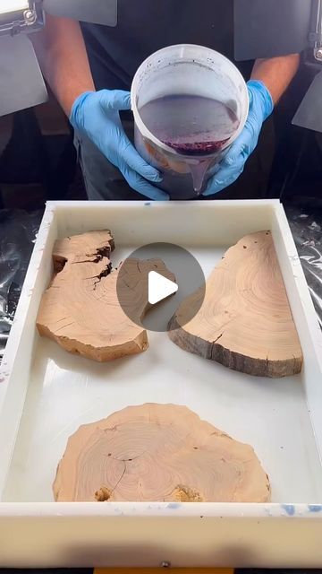 How To Make Resin Table Top, Epoxy Resin Chopping Board, Wood Projects With Epoxy, Wood And Resin Projects Diy, Resin Tabletop Ideas, Epoxy Resin Trays Diy, Resin Wood Slice, Wood Slice Resin Art, Resin Wall Art Ideas