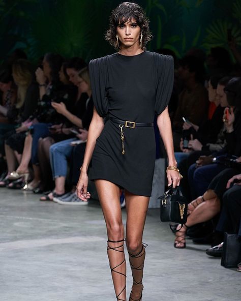 models.c on Instagram: “Mica Arganaraz for Versace Spring/Summer 2020 #micaarganaraz #versace #ss20 #mfw” Black Runway Fashion, Versace 2020, Versace Spring, Versace Fashion, Donatella Versace, Looks Black, Alexa Chung, Fashion Show Collection, Fashion 2020