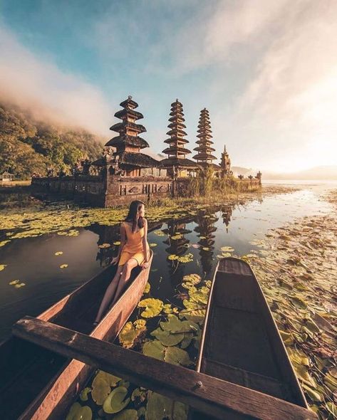 Lake Tamblingan is surrounded by many ancient Balinese temples. The many temples surrounding the lake are associated with the ancient Tamblingan civilization. We only looked at one during our trip here and it was Pura Hulun Danu Tamblingan. Bali Tourist, Bali Travel Photography, Voyage Bali, Bali Travel Guide, Gili Trawangan, Bali Island, Costa Rica Travel, Seminyak, Bali Travel