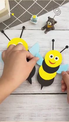 Easy Preschool Crafts, Bee Crafts For Kids, School Kids Crafts, Insect Crafts, Preschool Arts And Crafts, Preschool Art Activities, Hand Crafts For Kids, Animal Crafts For Kids, Kindergarten Crafts